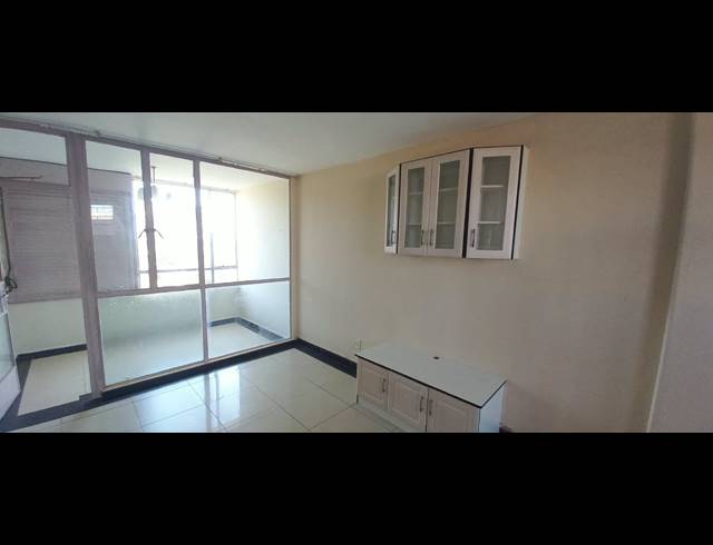 1.5 BEDROOM FLAT FOR SALE IN ESSENWOOD